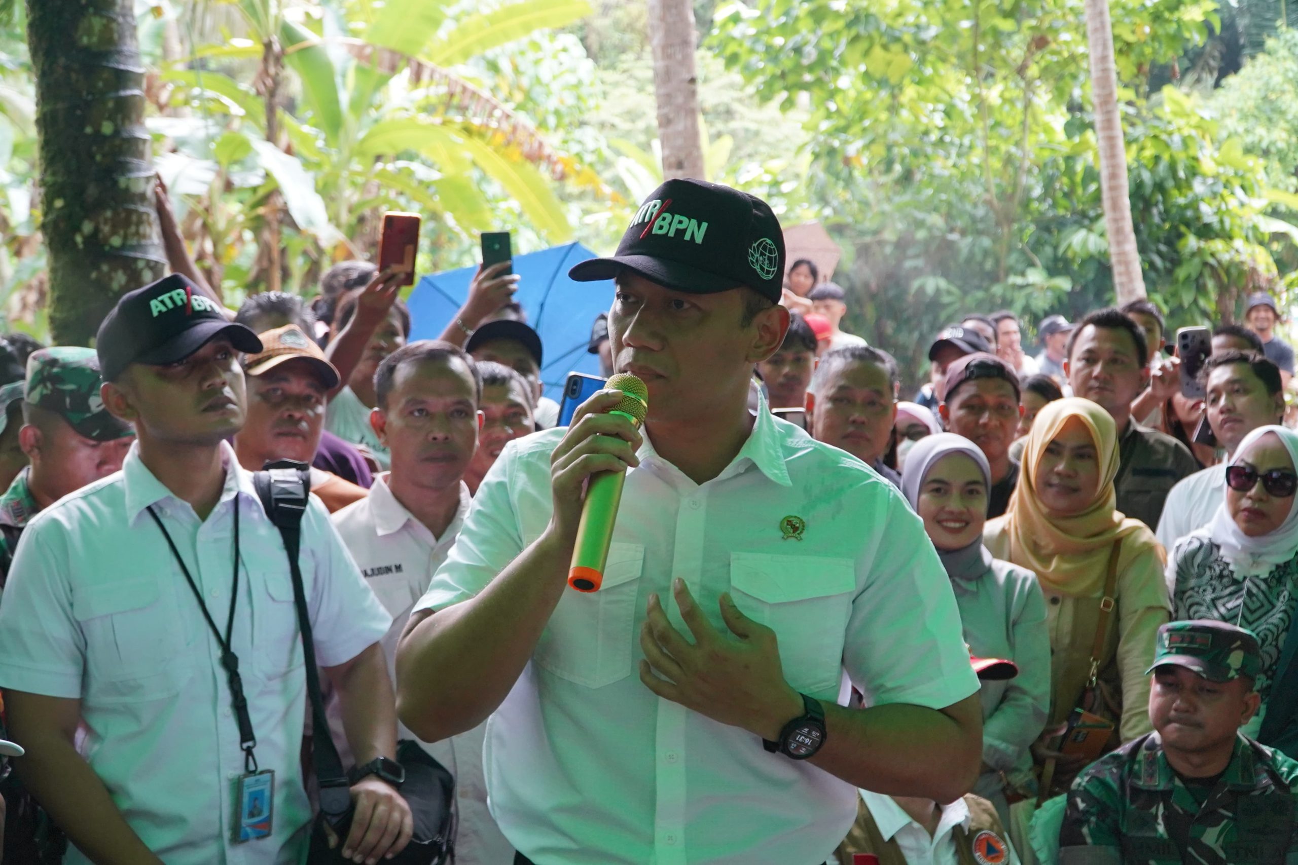 Menteri ATR/BPN Republik Indonesia, Agus Harimurti Yudhoyono saat meninjau lahan untuk relokasi para korban erupsi Gunung Ruang, di Desa Modisi Kabupaten Bolsel, Minggu (5/5/2024). Foto: Wawan Dentaw/Bolmong.news