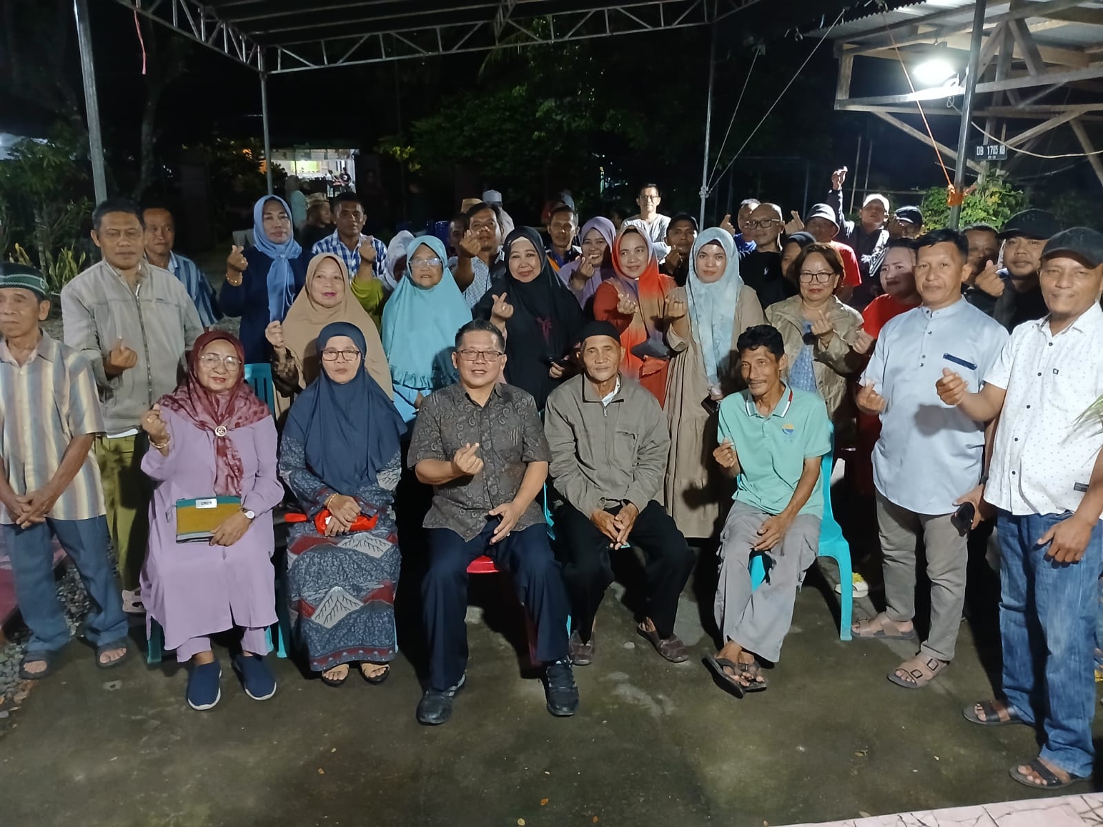 Tampak Nayodo Koerniawan bersama para tokoh dan masyarakat Kelurahan Mongkonai Barat, Kecamatan Kotamobagu Barat, Kamis (9/5/2024). Foto: dok/bolmong.news