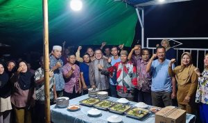 Nayodo Koerniawan bersama warga Desa Poyowa Kecil, Jumat (10/5/2024). Foto: Erwin Ch Makalunsenge/ bolmong.news