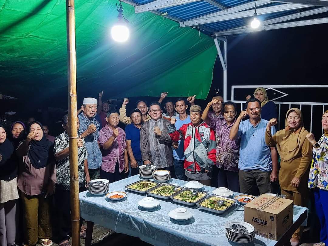 Nayodo Koerniawan bersama warga Desa Poyowa Kecil, Jumat (10/5/2024). Foto: Erwin Ch Makalunsenge/ bolmong.news