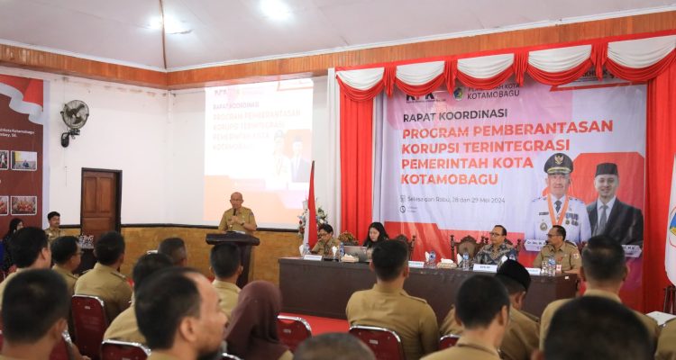 Pj Wali Kota Kotamobagu Asripan Nani saat membuka rakor Program Pemberantasan Korupsi Terintegrasi Pemerintah Kota Kotamobagu, di Aula Rumah Dinas Wali Kota, Selasa (28/05/2024). Foto: Nindy Pobela/bolmong.news