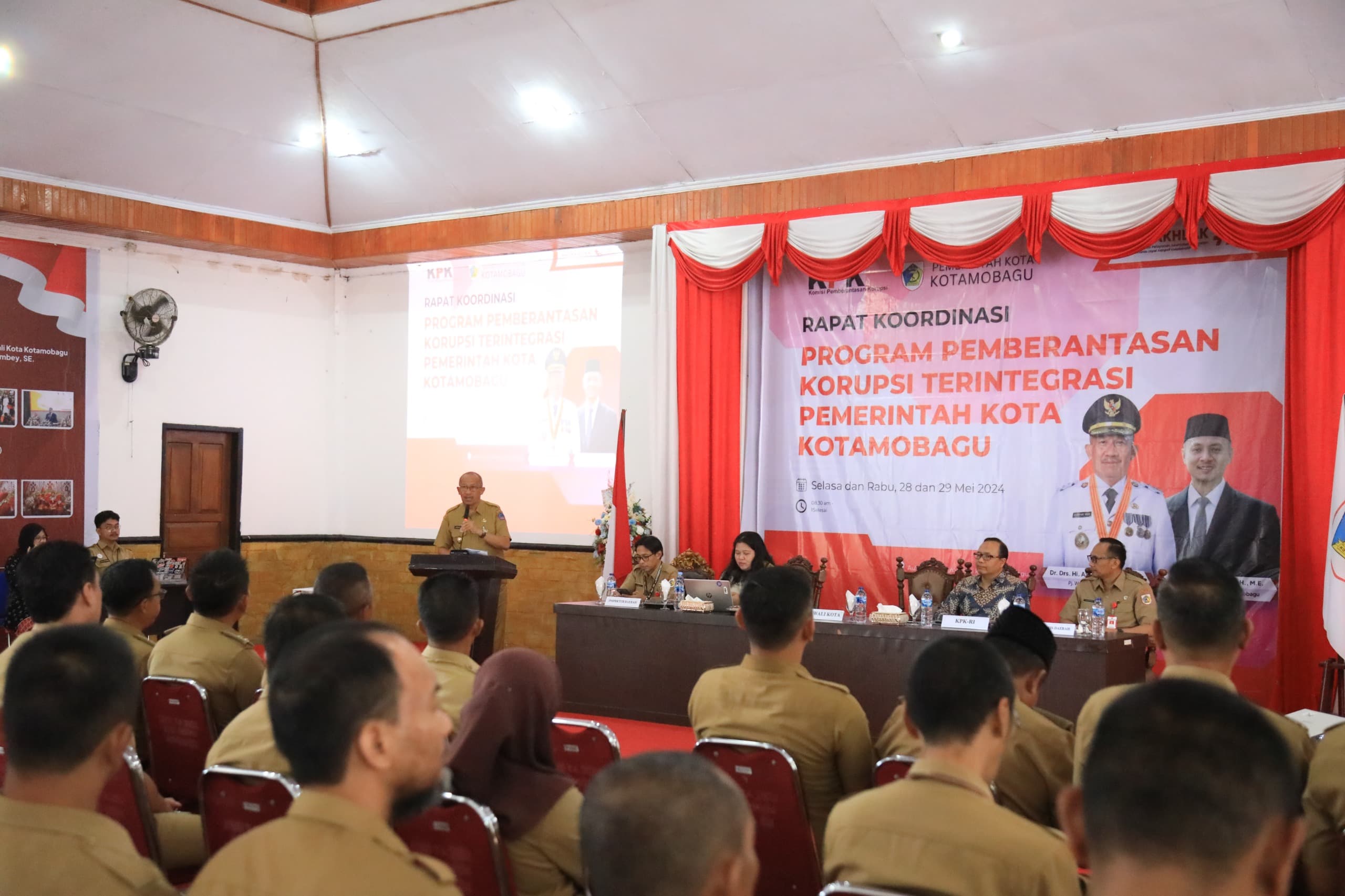 Pj Wali Kota Kotamobagu Asripan Nani saat membuka rakor Program Pemberantasan Korupsi Terintegrasi Pemerintah Kota Kotamobagu, di Aula Rumah Dinas Wali Kota, Selasa (28/05/2024). Foto: Nindy Pobela/bolmong.news