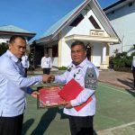 Tampak pegawai Rutan Kotamobagu mendapat apresiasi dari Karutan Kotamobagu Aris Supriyadi (kiri), berupa piagam penghargaan, di lapangan upacara Rutan, 29 Mei 2024. (Foto.Ilham/Rutan Kotamobagu)