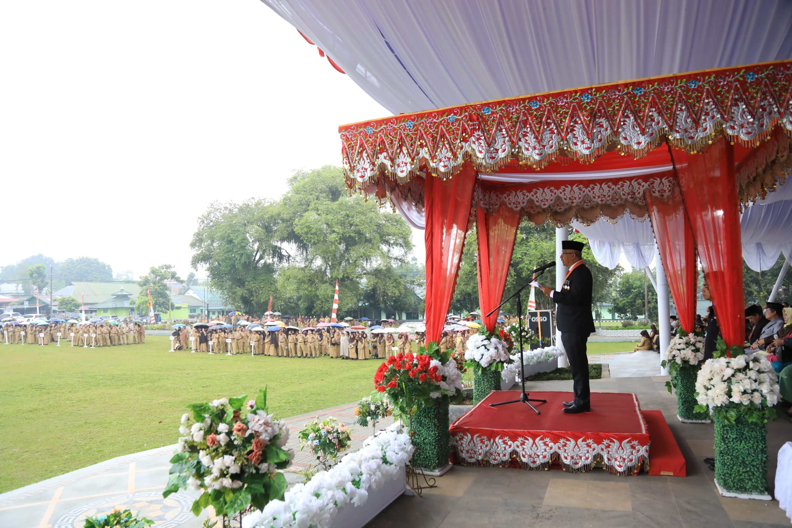 Penjabat (Pj) Wali Kota Kotamobagu, Asripan Nani, menjadi Inspektur Upacara (Irup) pada peringatan Hari Lahir Pancasila Tahun 2024, di Alun - alun Boki Hotinimbang Kotamobagu, Sabtu (01/06/2024). Foto: Nindy Pobela/Bolmong.news