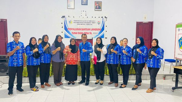 Momen foto bersama Sangadi Roliadi Modeong (tengah), bersama Camat Kotamobagu Timur, usai acara pelantikan Sekdes Moyag Todulan, di Balai Desa Moyag Todulan, Kota Kotamobagu, Kamis 30 Mei 2024. (Foto.Wahyudy Paputungan/bolmong.news)