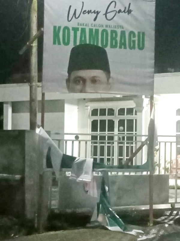 Tampak Alat sosialisasi baliho milik calon Wali Kota Kotamobagu, dr Weny Gaib Sp.M jadi korban vandalisme atau pengrusakan. (Foto.Ist)