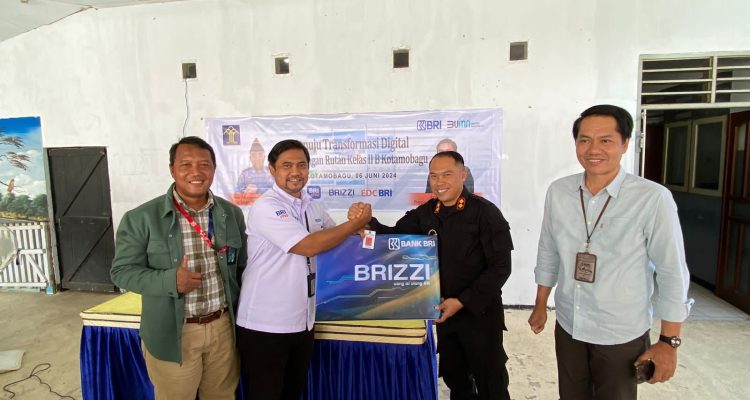 Momen foto bersama Karutan Kotamobagu Aris Supriyadi (kanan) bersama jajaran BRI Kotamobagu, di Rutan Kotamobagu, Kamis 6 Juni 2024. (Foto.Ilham/Rutan Kotamobagu)