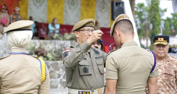 Pj Wali Kota, Asripan Nani, memimpin apel Penerimaan dan Pembukaan Magang II Bagi Satuan Praja Muda Angkatan XXXIII IPDN Kampus Sulawesi Utara dilingkungan Pemerintah Daerah Kota Kotamobagu di Alun-alun Boki Hontinimbang, Sabtu (08/06/2024). Foto: Nindy Pobela/bolmong.news