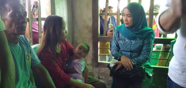 Tampak Ketua TP PKK Bolmong Firlia Mokoginta saat berbincang-bincang dengan Ibu dari bayi viral di Desa Domisil, Kecamatan Sangtombolang, Jumat 31 Mei 2024. (Foto.Wahyudy Paputungan/bolmong.news)