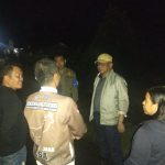 Tampak Sekda Bolmong Abdullah Mokoginta, turun langsung tinjau lokasi banjir di wilayah dataran Dumoga, Rabu 26 Juni 2024 malam. (Foto.Diskominfo Bolmong)