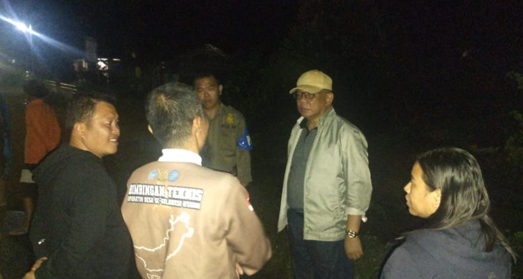 Tampak Sekda Bolmong Abdullah Mokoginta, turun langsung tinjau lokasi banjir di wilayah dataran Dumoga, Rabu 26 Juni 2024 malam. (Foto.Diskominfo Bolmong)