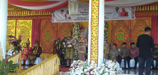 Penjabat Bupati Bolmong dr Jusnan Calamento Mokoginta MARS didampingi Istri tercinta Firlia Mokoagow, perdana sampaikan sambutan pemerintah daerah, di Rumah Dinas Desa Lalow, Kecamatan Lolak, Kabupaten Bolaang Mongondow, 29 Mei 2024. (Foto.Wahyudy Paputungan/bolmong.news)