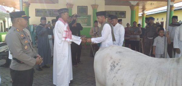 Pj Bupati Bolmong dr Jusnan Calamento Mokoginta MARS, saat menyerahkan hewan kurban, usai pelaksanaan Shalat Idul Adha 1445 Hijriah, Lolak, Kabupaten Bolmong, 17 Juni 2024. (Foto.Wahyudi Paputungan/bolmong.news)