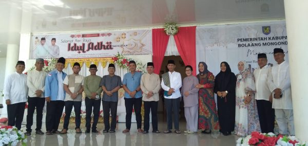 Momen foto bersama Pj Bupati Bolmong dr Jusnan Calamento Mokoginta MARS, bersama jajaran Pemkab Bolmong dan tokoh masyarakat di rumah dinas Bupati Bolmong, 17 Juni 2024. (Foto.Wahyudi Paputungan/bolmong.news)