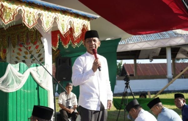 Pj Bupati Bolmong dr Jusnan Calamento Mokoginta MARS bersama keluarga Shalat Idul Adha 1445 Hijriah, di Lapangan Daagon, Lolak, Kabupaten Bolmong, Senin 17 Juni 2024. (Foto.Wahyudi Paputungan/bolmong.news)