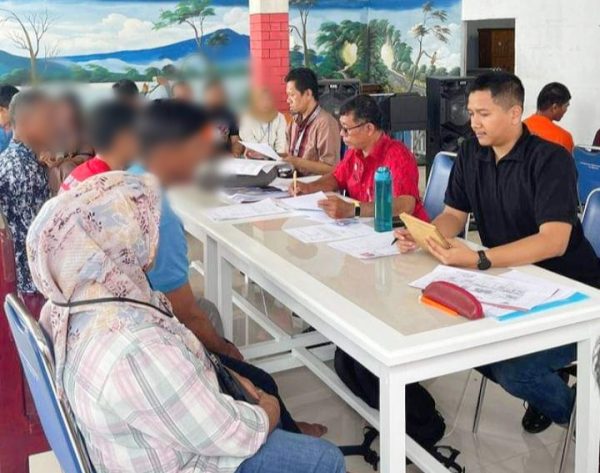 Tampak kegiatan Litmas PK Bapas Manado yang berlangsung dengan aman di aula pertemuan Rutan Kotamobagu, Jumat 21 Juni 2024. (Foto.Ilham/Rutan Kotamobagu)