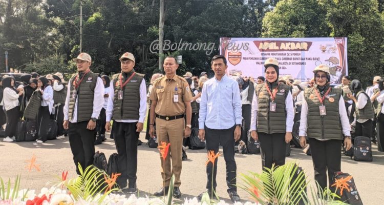 Asisten 1 Pemkot Kotamobagu, Nasli Paputungan, menghadiri apel akbar tahapan pelaksanaan Coklit Pilkada Tahun 2024 sekaligus pelantikan dan pengambilan sumpah petugas pemutakhiran data pemilih (Pantarlih) yang digelar di halaman Kantor KPU Kota Kotamobagu, Senin (24/06/2024). Foto: Nindi Pobela/Bolmong.news