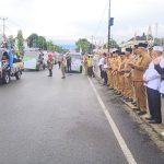 Penjabat (Pj) Wali Kota, Asripan Nani menghadiri kegiatan pawai Ta'aruf Kafilah MTQ ke XXX Tingkat Provinsi Sulawesi Utara, di Alun-alun Boki Hotinimbang Kotamobagu, Senin (10/06/2024). Foto: Nindi Pobela/bolmong.news