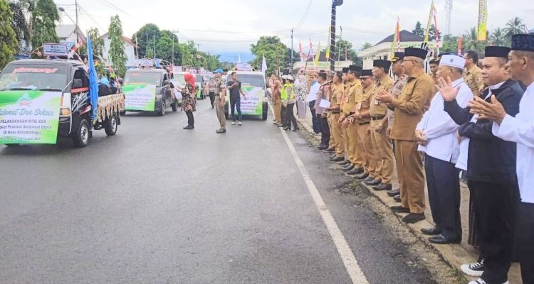 Penjabat (Pj) Wali Kota, Asripan Nani menghadiri kegiatan pawai Ta'aruf Kafilah MTQ ke XXX Tingkat Provinsi Sulawesi Utara, di Alun-alun Boki Hotinimbang Kotamobagu, Senin (10/06/2024). Foto: Nindi Pobela/bolmong.news