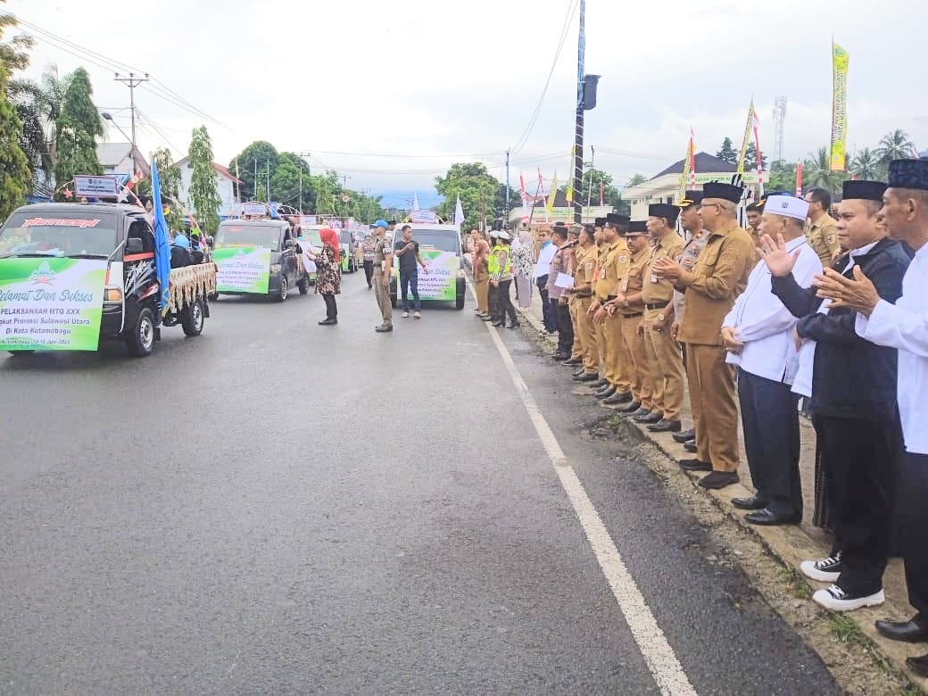 Penjabat (Pj) Wali Kota, Asripan Nani menghadiri kegiatan pawai Ta'aruf Kafilah MTQ ke XXX Tingkat Provinsi Sulawesi Utara, di Alun-alun Boki Hotinimbang Kotamobagu, Senin (10/06/2024). Foto: Nindi Pobela/bolmong.news