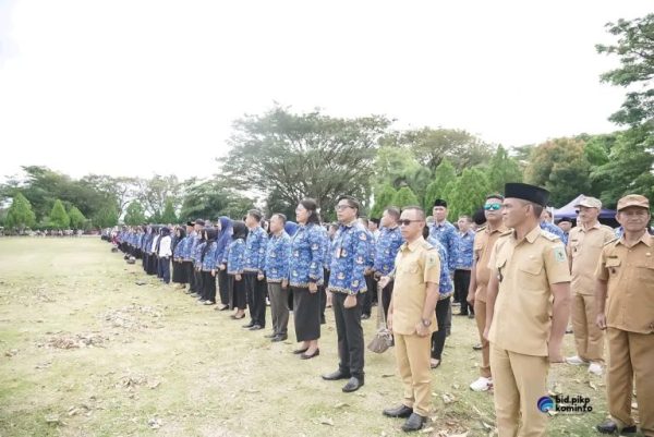 Tampak peserta upacara bendera yang berlangsung di Lapangan Apel Kantor Bupati Bolmong, Lolak, Kabupaten Bolaang Mongondow, Selasa 23 Juli 2024.(foto.Ist/Diskominfo Bolmong)