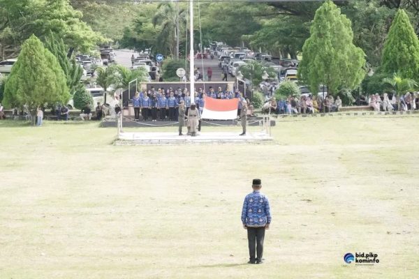 Tampak suasana upacara bendera yang berlangsung di Lapangan Apel Kantor Bupati Bolmong, Lolak, Kabupaten Bolaang Mongondow, Selasa 23 Juli 2024 (foto.Ist/Diskominfo Bolmong)