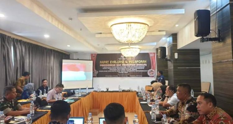 Karutan Kotamobagu Aris Supriyadi (kanan), saat ikuti rapat evaluasi bersama KPU Kotamobagu, di Hotel Sutan Raja Kotamobagu, Sabtu, 7 Juli 2024. (Foto.Ilham/Rutan Kotamobagu)