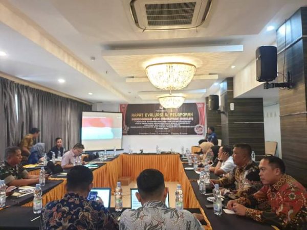 Karutan Kotamobagu Aris Supriyadi (kanan), saat ikuti rapat evaluasi bersama KPU Kotamobagu, di Hotel Sutan Raja Kotamobagu, Sabtu, 7 Juli 2024. (Foto.Ilham/Rutan Kotamobagu)