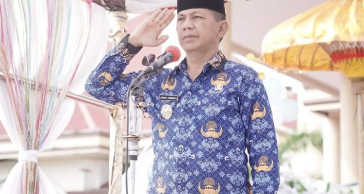 Pj Bupati Bolmong dr Jusnan Calamento Mokoginta, pimpin upacara bendera, di Lapangan Apel Kantor Bupati Bolmong, Lolak, Kabupaten Bolaang Mongondow, Selasa 23 Juli 2024. (Foto.Ist/Diskominfo Bolmong)