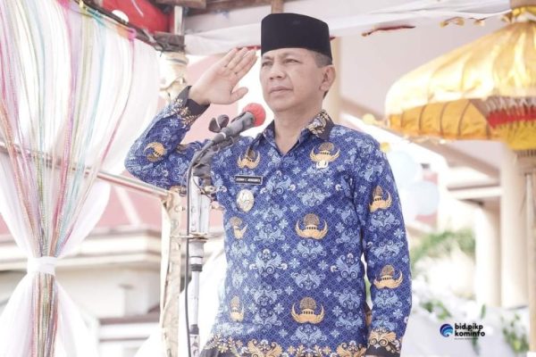 Pj Bupati Bolmong dr Jusnan Calamento Mokoginta, pimpin upacara bendera, di Lapangan Apel Kantor Bupati Bolmong, Lolak, Kabupaten Bolaang Mongondow, Selasa 23 Juli 2024. (Foto.Ist/Diskominfo Bolmong)