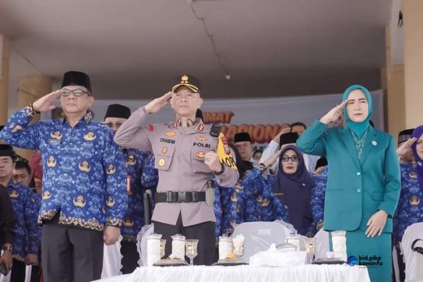 Tampak Sekda Bolmong Abdullah Mokoginta (kiri), Kapolres Bolmong, dan Ketua TP-PKK Bolmong, saat mengikut upacara bendera, di Lapangan Apel Kantor Bupati Bolmong, Lolak, Kabupaten Bolaang Mongondow, Selasa 23 Juli 2024. (Foto.Ist/Diskominfo Bolmong)