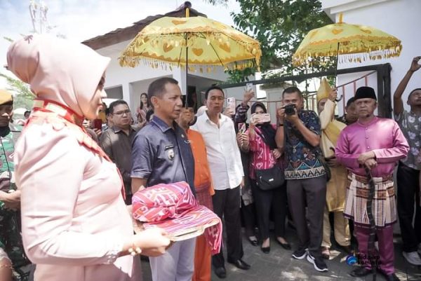 Mayor Jendral (Mayjen) TNI PURN Yulius Selvanus Komaling (YSK), tampak disambut Pj Bupati dr Jusnan Calamento Mokoginta MARS, saat memasuki rumah dinas Bupati Bolmong, Lolak, Bolmong, Kamis 25 Juli 2024, siang tadi. (foto.wahyudy paputungan/bolmong.news)