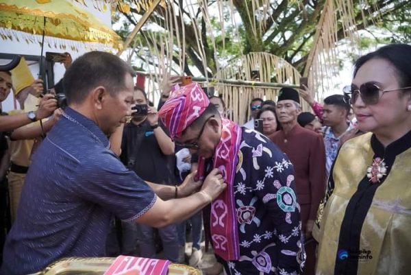 Mayor Jendral (Mayjen) TNI PURN Yulius Selvanus Komaling (YSK), tampak disambut Pj Bupati dr Jusnan Calamento Mokoginta MARS, saat memasuki rumah dinas Bupati Bolmong, Lolak, Bolmong, Kamis 25 Juli 2024, siang tadi. (foto.wahyudy paputungan/bolmong.news)