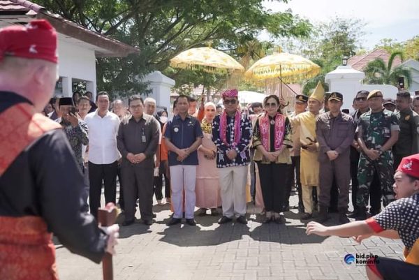 Mayor Jendral (Mayjen) TNI PURN Yulius Selvanus Komaling (YSK), tampak didampingi Pj Bupati dr Jusnan Calamento Mokoginta MARS, saat memasuki rumah dinas Bupati Bolmong, Lolak, Bolmong, Kamis 25 Juli 2024, siang tadi. (foto.wahyudy paputungan/bolmong.news)