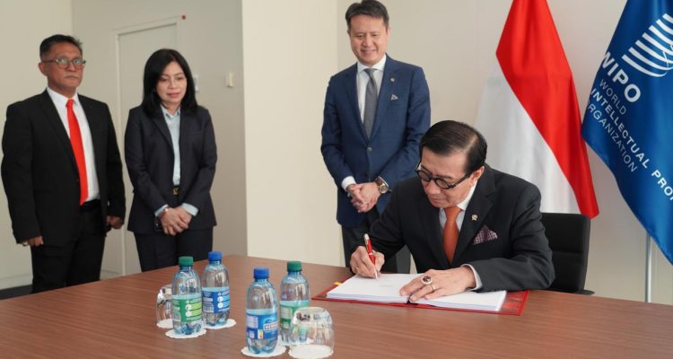 Tampak Menkumham Yasonna H Laoly, teken Traktat Internasional WIPO Treaty on Genetic Resources, GRTK, di Jenewa, Swiss, Senin 8 Juli 2024. (Foto.Ist/Rutan Kotamobagu)