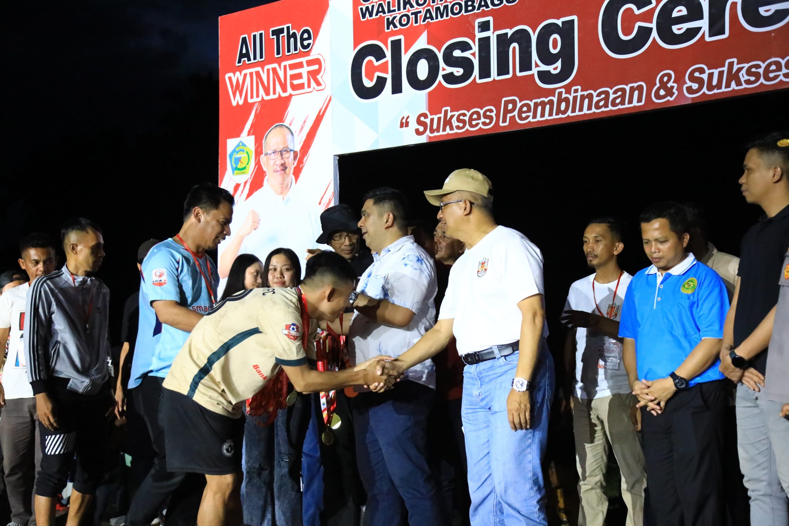 Penjabat Wali Kota, Asripan Nani, menutup secara resmi Open Tournament Sepak Bola Wali Kota Cup Tahun 2024, di Stadion Motobatu Desa Pyowa Besar Dua, Sabtu (13/07/2024). Foto: Nindy Pobela/Bolmong.news