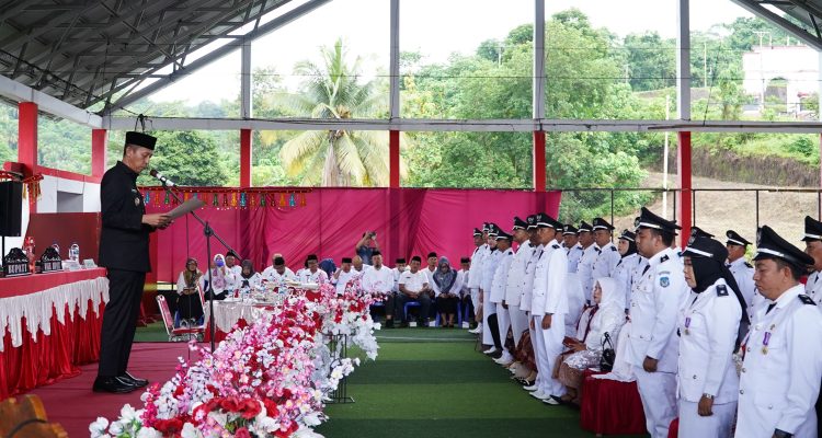 Bupati Bolsel Iskandar Kamaru memberikan sambutan pada kegiatan penyerahan SK perpanjangan masa jabatan Sangadi se Kabupaten Bolsel yang digelar di Lapangan Futsal Kawasan Perkantoran Panango, Rabu (17/7/2024). Foto: Wawan Dentaw/Bolmong.news