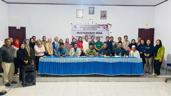 Momen foto bersama Sangadi Moyag Todulan Roliadi Modeong di kegiatan Musdes RKPDes 2025, di Balai Desa Moyag Todulan, Kecamatan Kotamobagu Timur, Kota Kotamobagu, Rabu 17 Juli 2024. (Foto.Wahyudy Paputungan/bolmong.news)