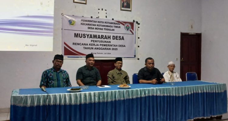 Tampak Sangadi Moyag Todulan Roliadi Modeong (tengah) hadir langsung dan membuka Musdes RKPDes 2025, di Balai Desa Moyag Todulan, Kecamatan Kotamobagu Timur, Kota Kotamobagu, Rabu 17 Juli 2024. (Foto.Wahyudy Paputungan/bolmong.news)