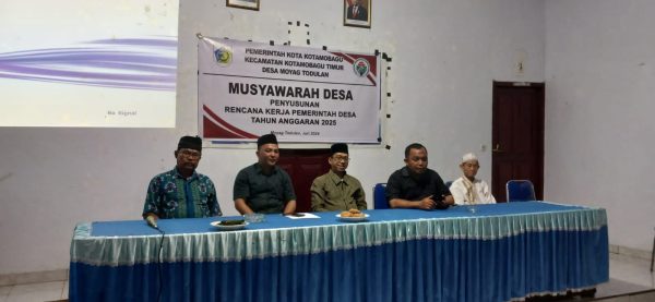 Tampak Sangadi Moyag Todulan Roliadi Modeong (tengah) hadir langsung dan membuka Musdes RKPDes 2025, di Balai Desa Moyag Todulan, Kecamatan Kotamobagu Timur, Kota Kotamobagu, Rabu 17 Juli 2024. (Foto.Wahyudy Paputungan/bolmong.news)