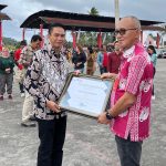 Kepala Dinas PP dan KB Kotamobagu, Ahmad Yani Umar saat menerima penghargaan di Hari Keluarga Nasional ke-31, Senin (22/7/2024). Foto: dok/Diskominfo Kotamobagu