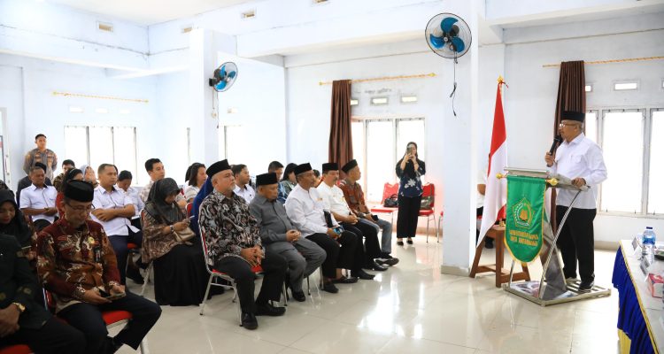 Penjabat (Pj) Wali Kota Kotamobagu, Asripan Nani, secara resmi membuka kegiatan Pengembangan Kampung Moderasi Beragama dan Sosialisasi Forum Kerukunan Umat Beragama (FKUB) di Desa Sia, Kecamatan Kotamobagu Utara, Rabu (24/07/2024). Foto: Nindy Pobela