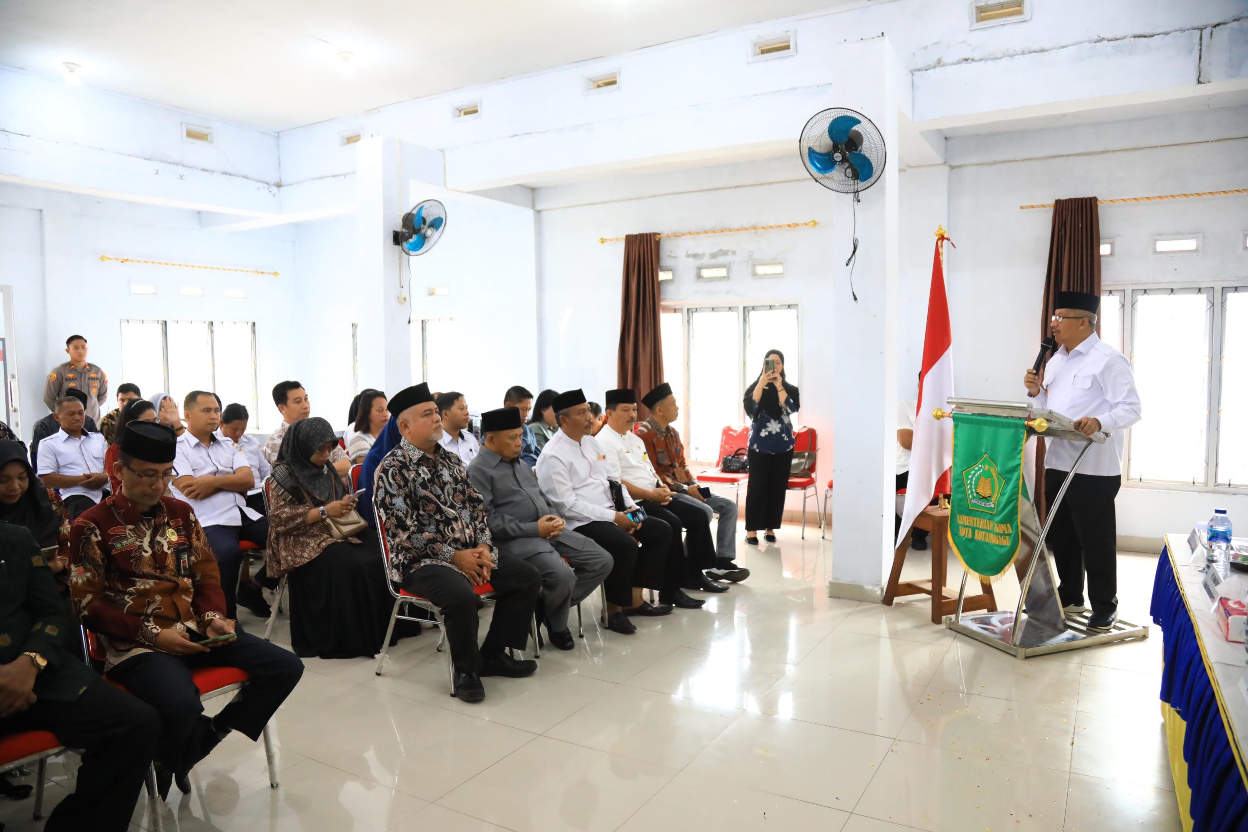 Penjabat (Pj) Wali Kota Kotamobagu, Asripan Nani, secara resmi membuka kegiatan Pengembangan Kampung Moderasi Beragama dan Sosialisasi Forum Kerukunan Umat Beragama (FKUB) di Desa Sia, Kecamatan Kotamobagu Utara, Rabu (24/07/2024). Foto: Nindy Pobela