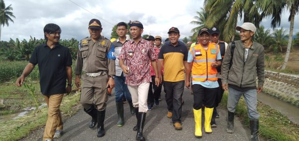 Pj Bupati Bolmong dr Jusnan Calamento Mokoginta MARS, bersama rombongan terjun langsung meninjau lokasi Banjir Dumoga, Kabupaten Bolmong. (Foto.Wahyudi Paputungan/bolmong.news)