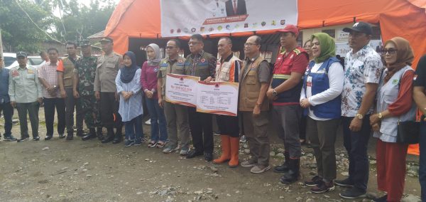 Sekda Bolmong Abdullah Mokoginta, saat menerima bantuan penanganan Banjir Dumoga dari BNPB, Sabtu 29 Juni 2024. (Foto.Wahyudi Paputungan/bolmong.news)