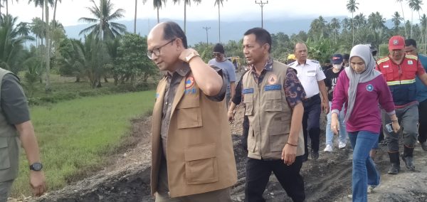 Pj Bupati Bolmong dr Jusnan Calamento Mokoginta MARS (tengah), dampingi rombongan BNPB tinjau lokasi bencana banjir, Kabupaten Bolmong, Sabtu 29 Juni 2024. (Foto.Wahyudi Paputungan/ bolmong.news)