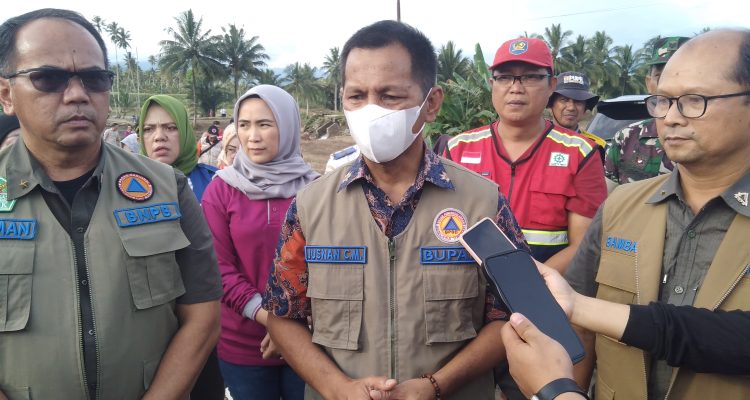 Pj Bupati Bolmong dr Jusnan Calamento Mokoginta MARS (tengah) dampingi rombongan BNPB tinjau lokasi bencana banjir, Kabupaten Bolmong, Sabtu 29 Juni 2024. (Foto.Wahyudi Paputungan/ bolmong.news)