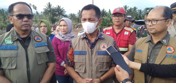 Pj Bupati Bolmong dr Jusnan Calamento Mokoginta MARS (tengah) dampingi rombongan BNPB tinjau lokasi bencana banjir, Kabupaten Bolmong, Sabtu 29 Juni 2024. (Foto.Wahyudi Paputungan/ bolmong.news)