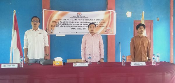 Anggota KPU Bolmong Jalaluddin Koesasi saat menghadiri Sosialisasi Pendidikan Pemilih untuk segmen Pemilih Pemula untuk Pilkada 2024, yang digelar di Balai Desa Kosio, Kecamatan Dumoga Tengah, Kabupaten Bolmong, Sabtu 13 Juli 2024. (Foto.Wahyudy Paputungan/bolmong.news)