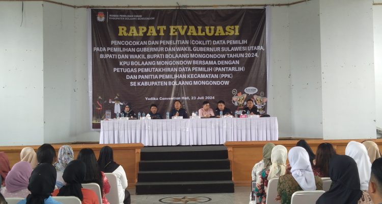 KPU Bolmong gelar rapat evaluasi Petugas Pantarlih se Bolmong, yang dipusatkan di Gedung Yadika Convention Hall, Kopandakan II, Kabupaten Bolaang Mongondow, Selasa 23 Juli 2024, siang. (Foto.Wahyudy Paputungan/bolmong.news)